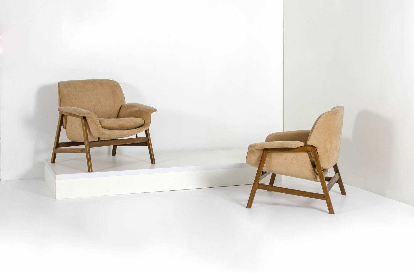 GIANFRANCO FRATTINI - Coppia di poltrone mod. 849