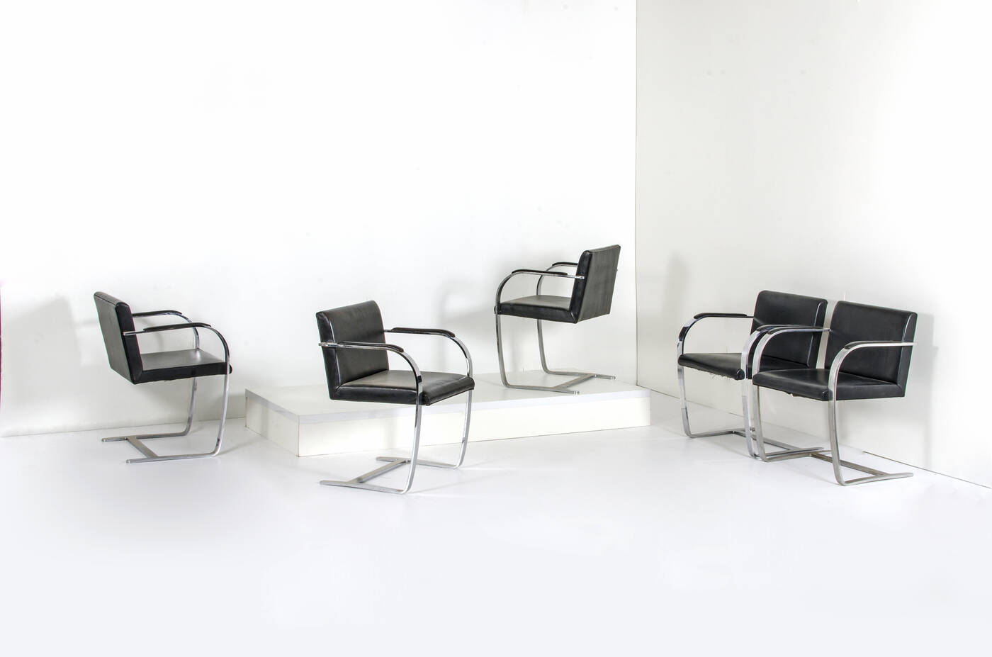 LUDWIG MIES VAN DER ROHE - Cinque sedie mod Brno