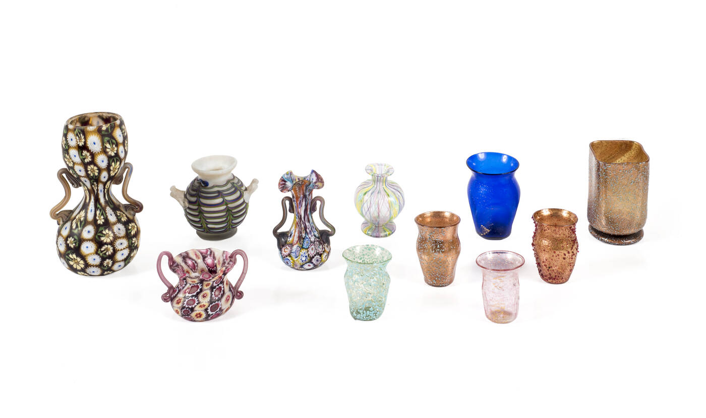 LOTTO DI UNDICI VASETTI IN VETRO DI MURANO