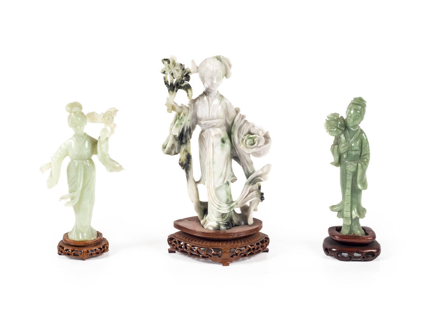 LOTTO DI TRE SCULTURE ORIENTALI IN GIADA