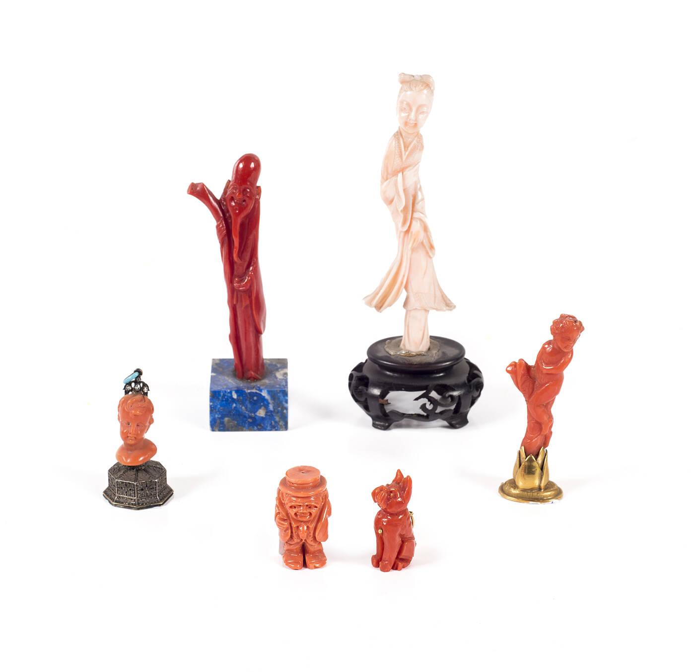 LOTTO DI SEI OGGETTI IN CORALLO ROSSO