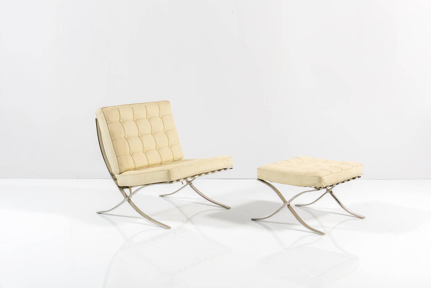 LUDWIG MIES VAN DER ROHE - Poltrona con pouff mod. MR Barcelona <br>