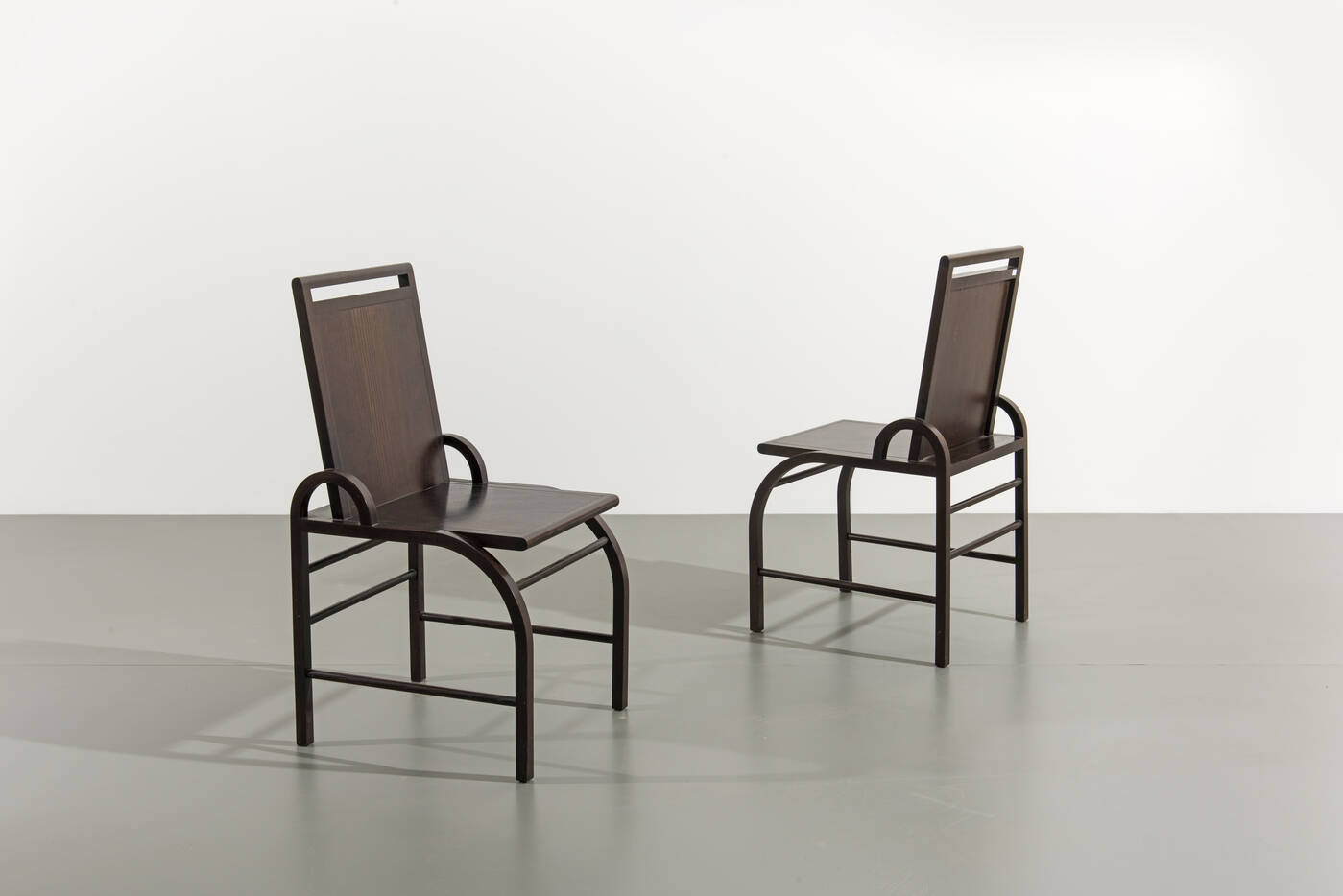 GEORGE G. SOWDEN - Coppia di sedie mod. Liverpool