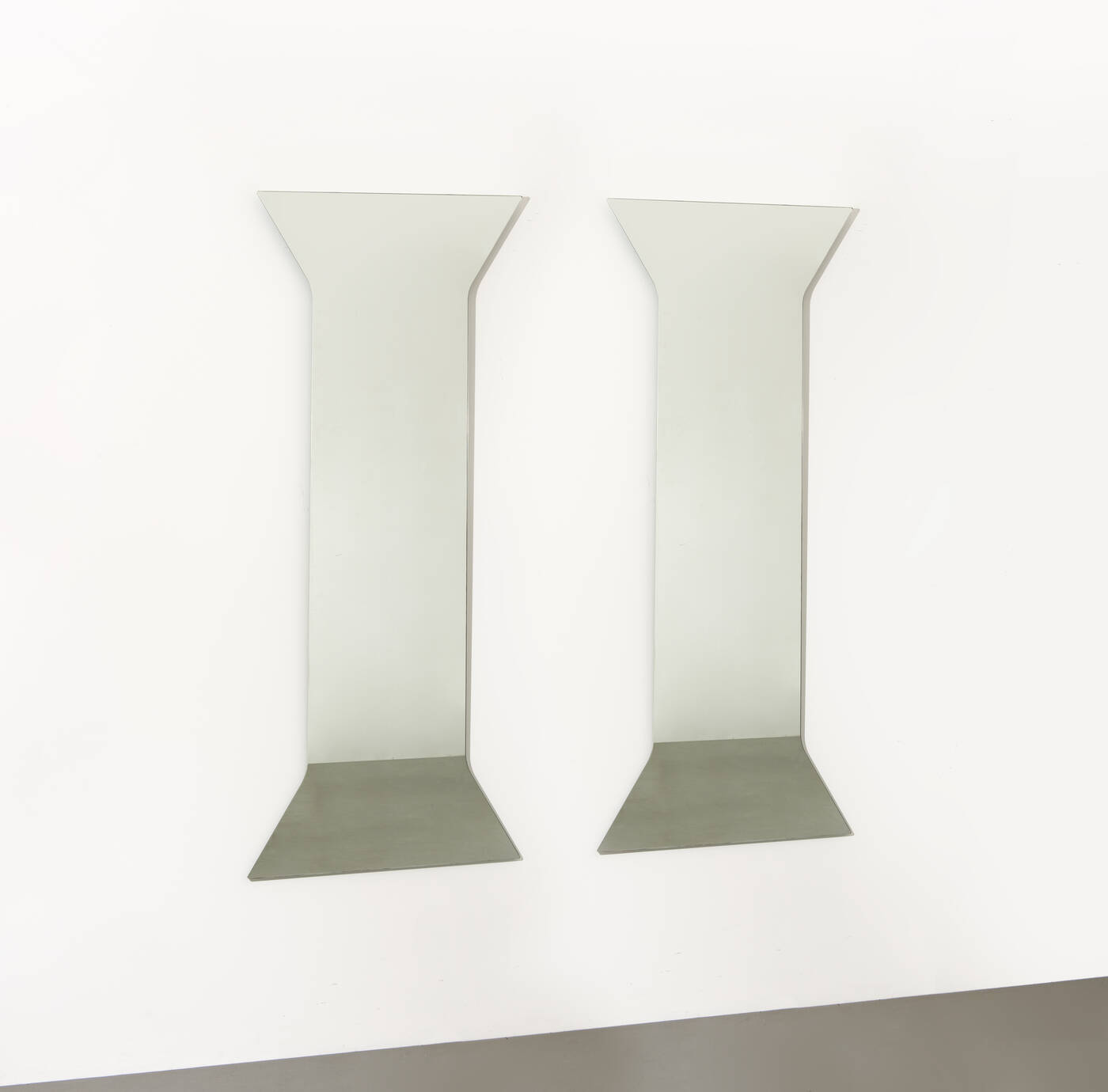 ALESSANDRO MENDINI - Coppia di specchi mod. Lesena