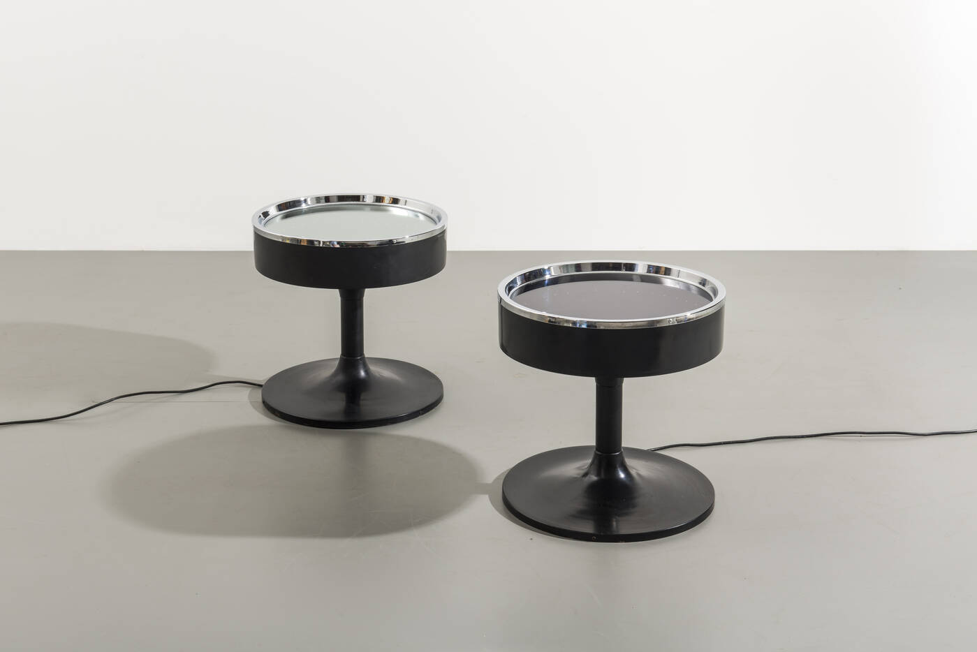 PRODUZIONE ITALIANA - Coppia di lampade/tavolini mod. Infinity