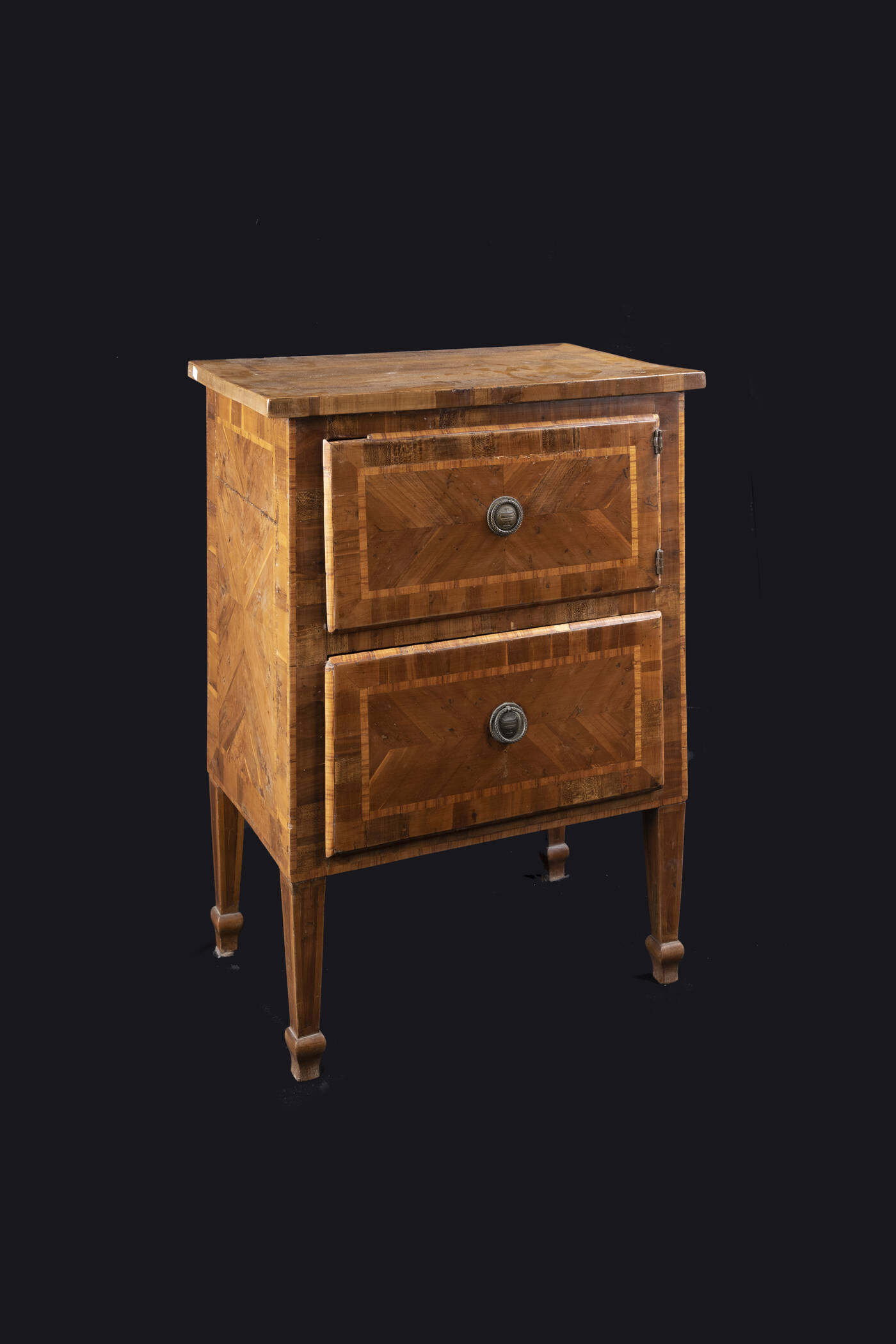 PICCOLO CASSETTONE - in legno di noce, lastronato ed intarsiato, fronte a due cassetti