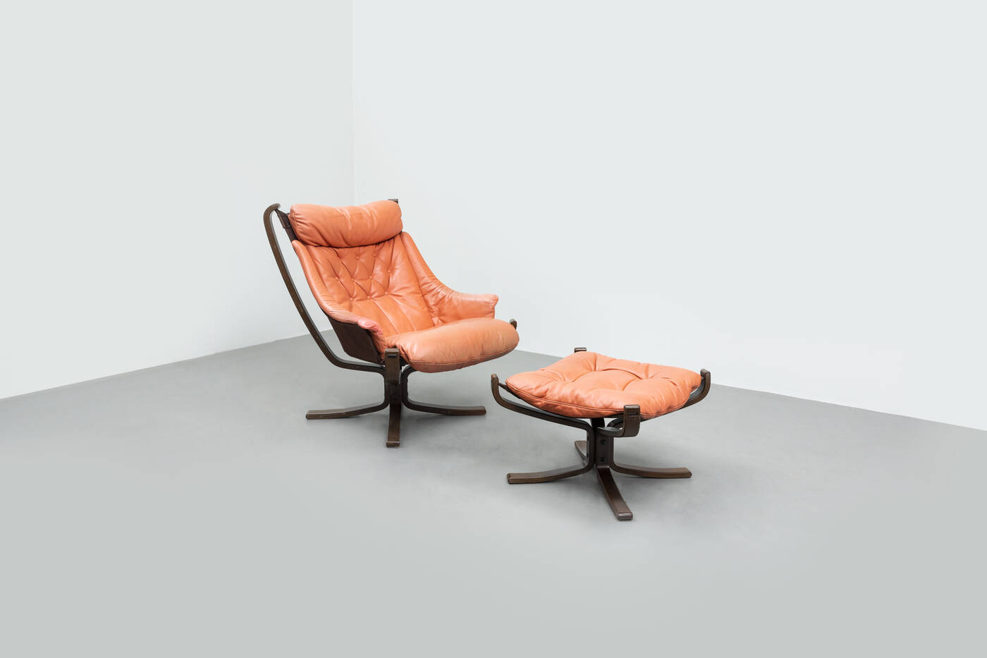 FRAU - Poltrona mod. Viking con pouff