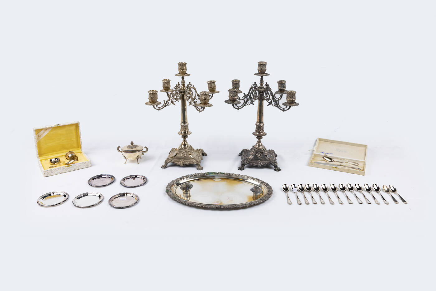 LOTTO DI VENTINOVE  OGGETTI IN ARGENTO