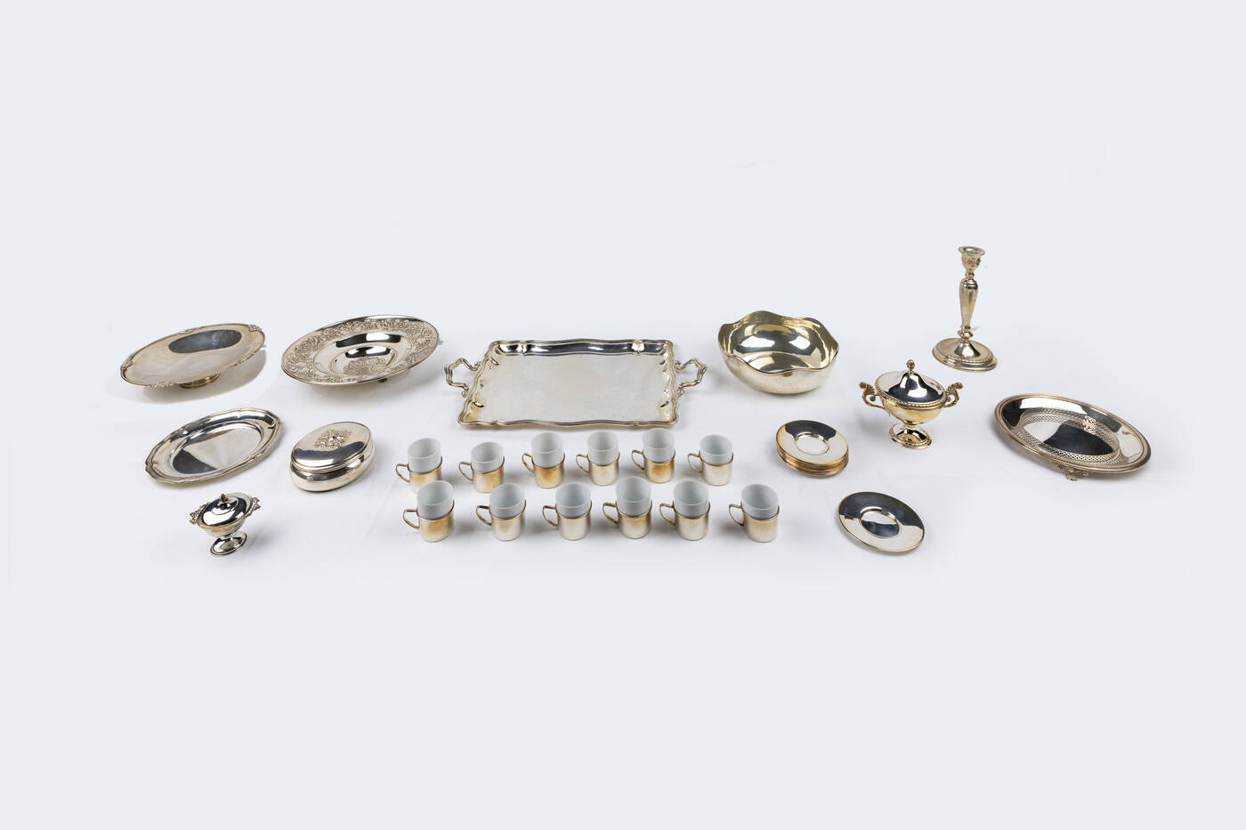 LOTTO DI TRENTAQUATTRO OGGETTI IN ARGENTO