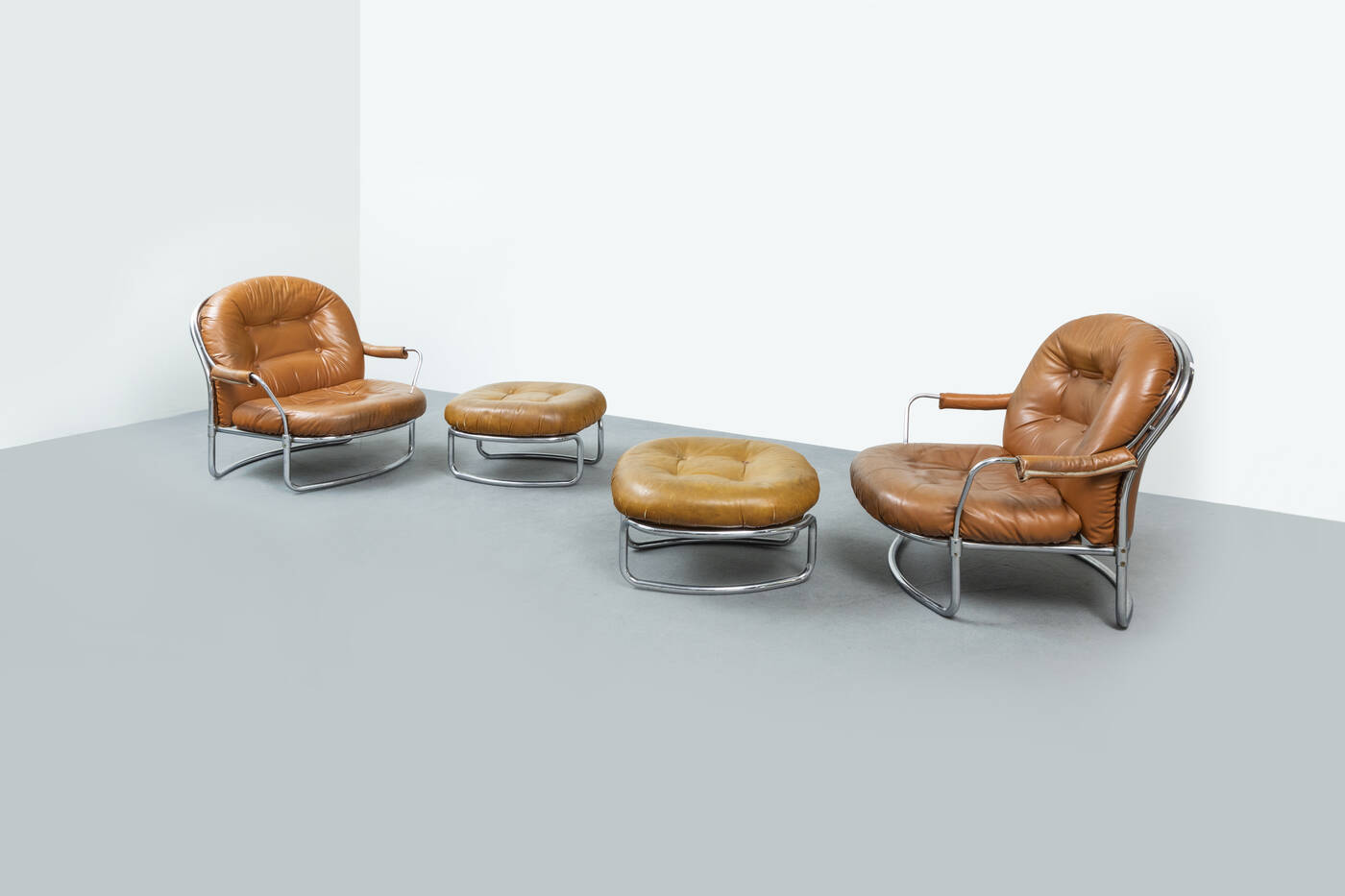 CARLO DE CARLI - Coppia di poltrone con poggiapiedi mod. 915