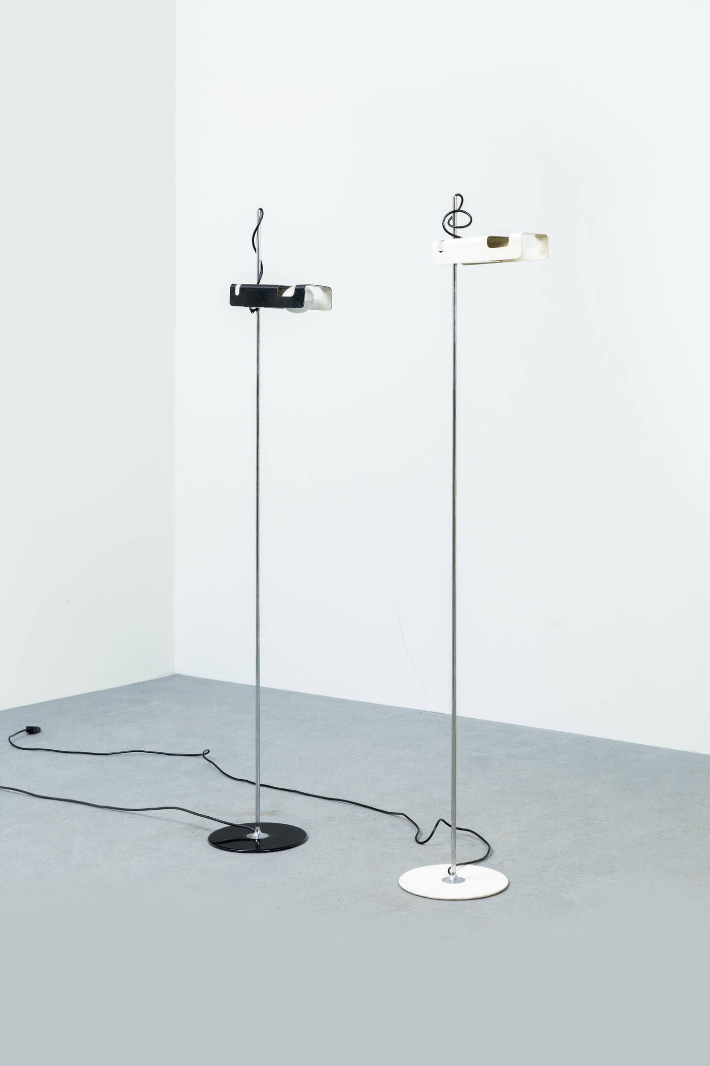 JOE COLOMBO - Coppia di lampade da terra mod. Spider