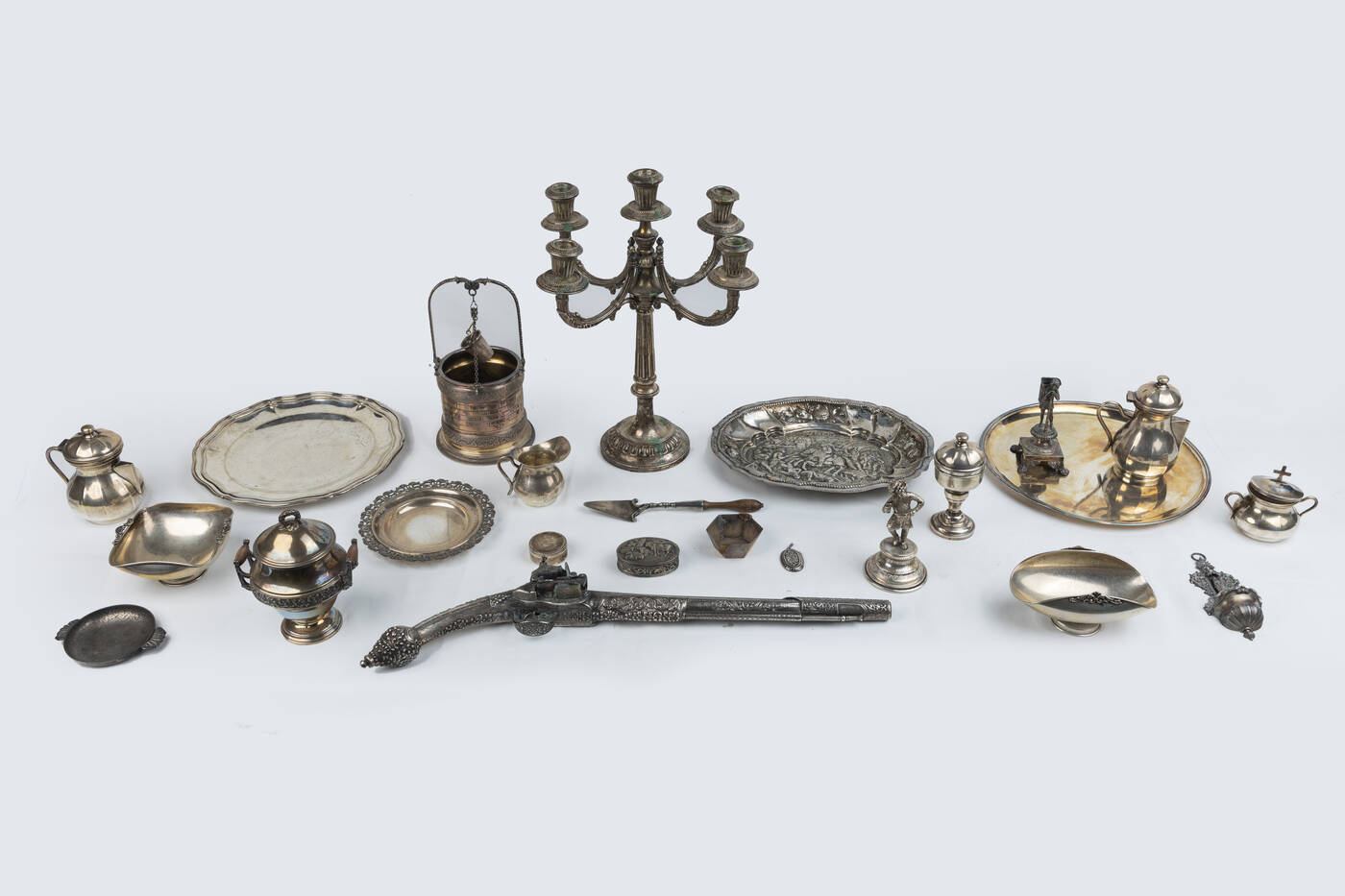 LOTTO DI VENTUNO OGGETTI IN ARGENTO