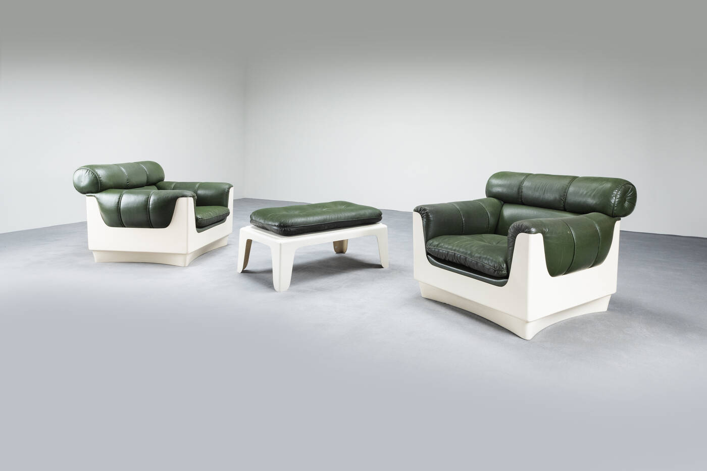 HENNING KORCH - Coppia di poltrone e pouff mod. Mirage