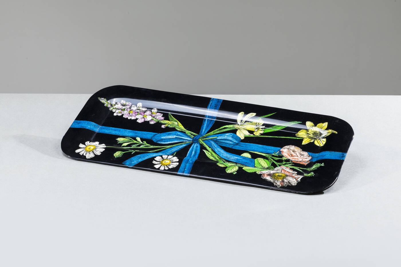 PIERO FORNASETTI - Vassoio della serie Nastro con fiori