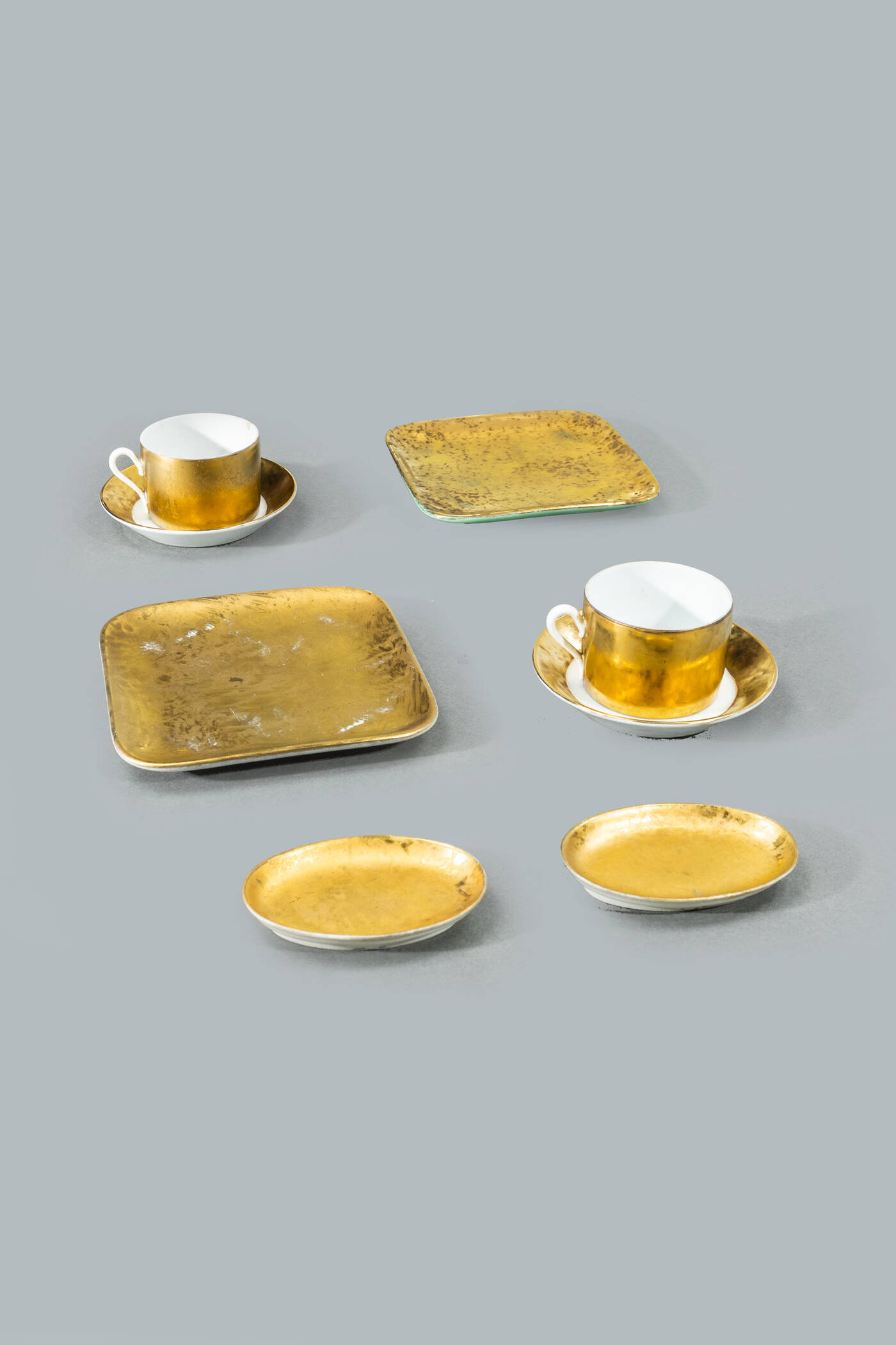 PIERO FORNASETTI - Due tazze e quattro piatti della Collezione Grande Antico