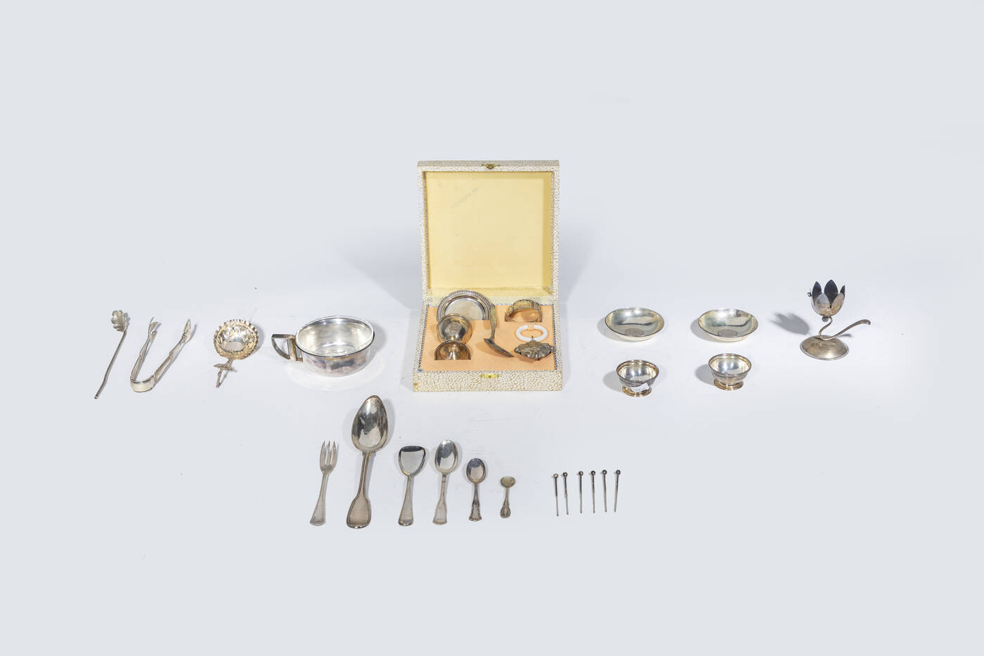 LOTTO DI SESSANTA OGGETTI IN ARGENTO