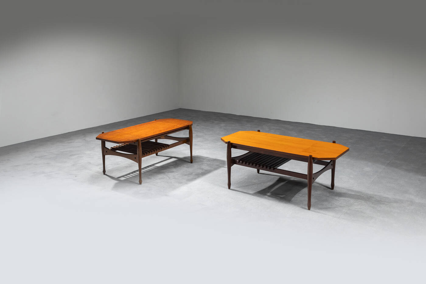 PRODUZIONE ITALIANA - Coppia di tavolini 