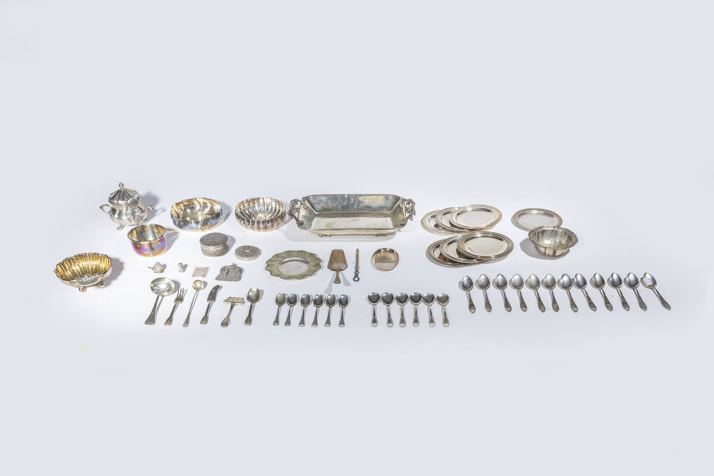 LOTTO DI CINQUANTACINQUE OGGETTI IN ARGENTO