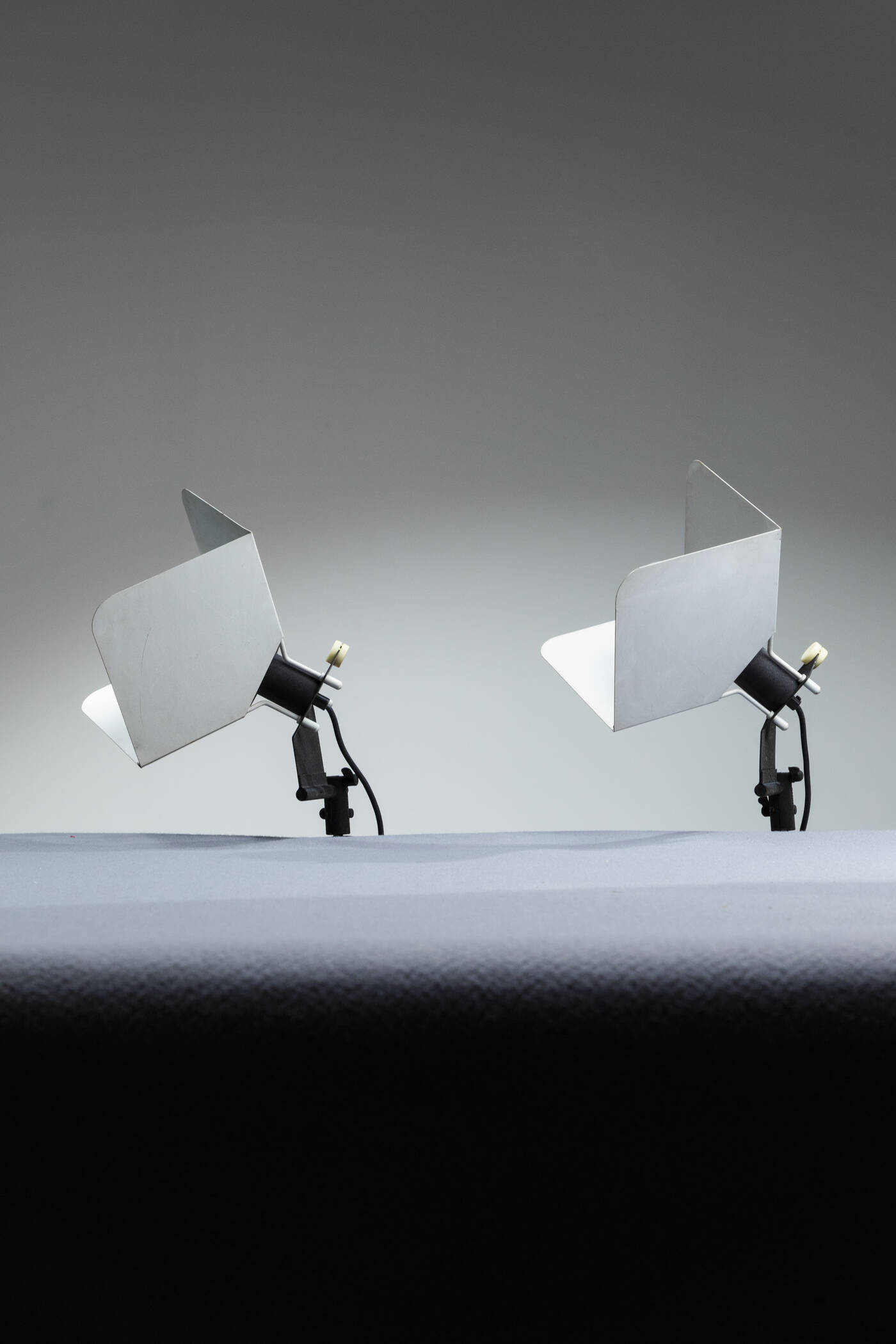 JOE COLOMBO - Coppia appliques/tavolo mod. Triedro