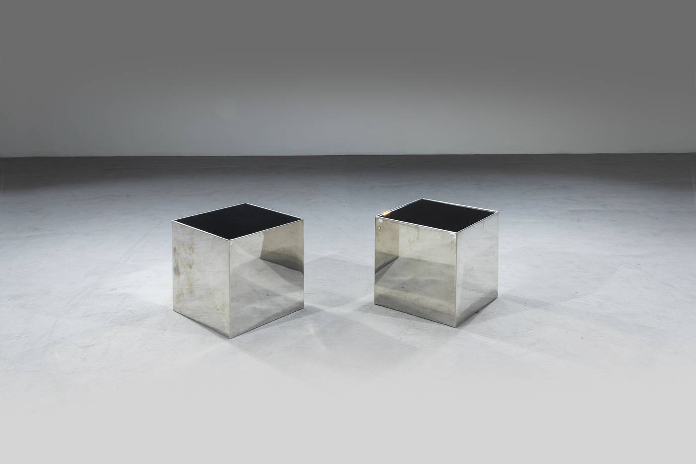 PRODUZIONE ITALIANA - Coppia di tavolini 