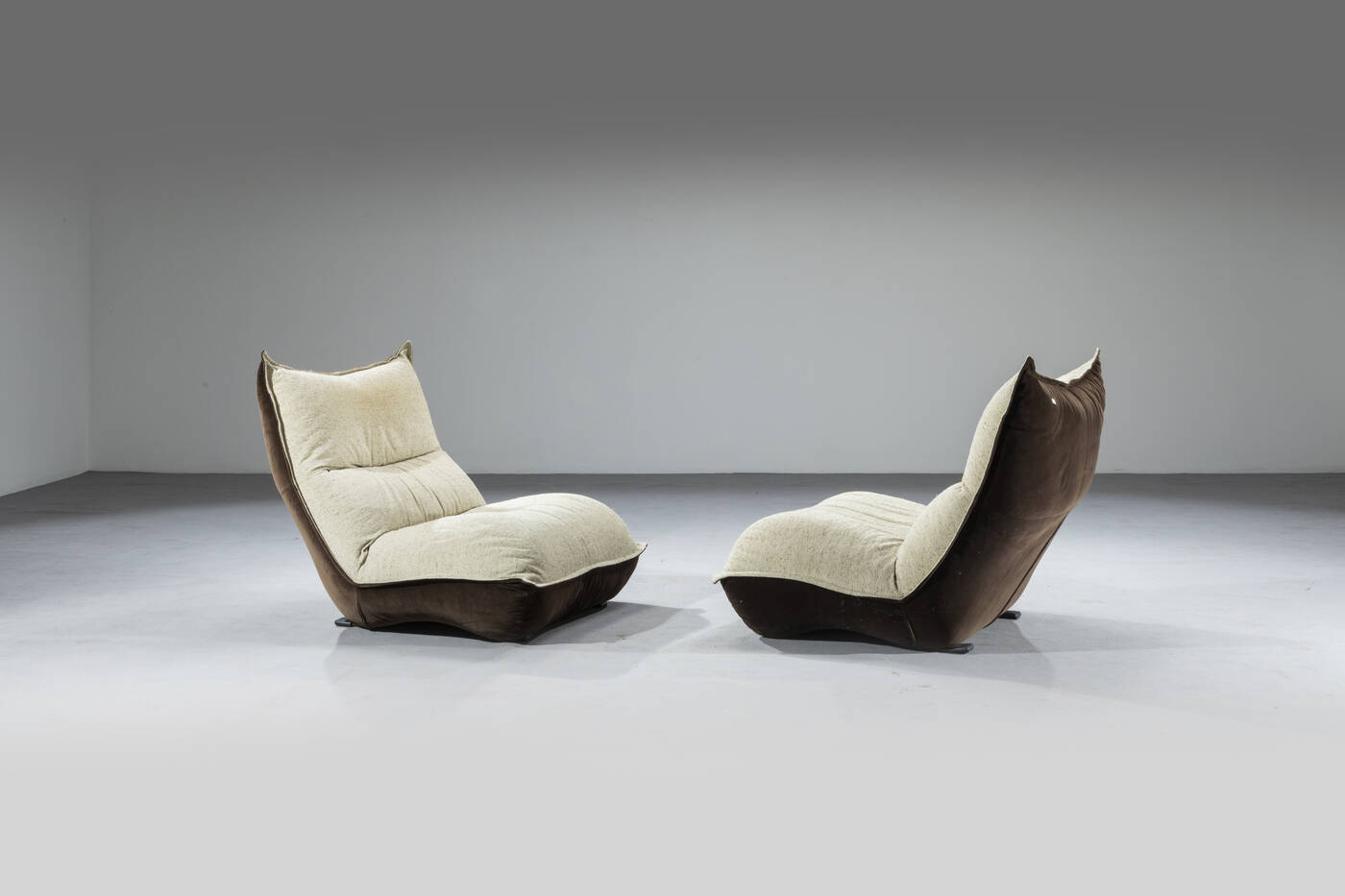 VITTORIO VARO - Coppia di poltrone mod. Zinzolo<br><br>