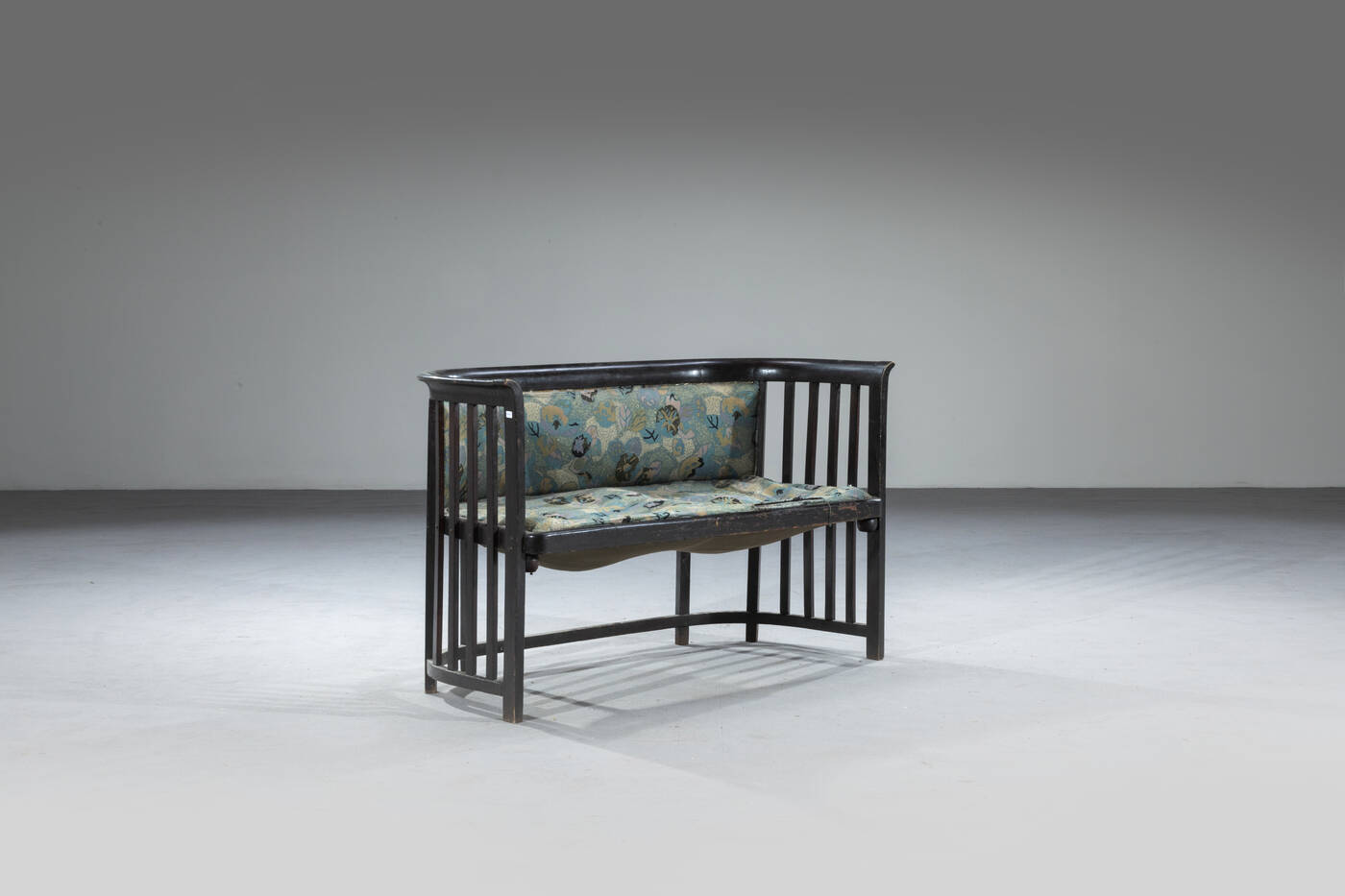 JOSEF HOFFMAN, attribuito - Divano a due posti