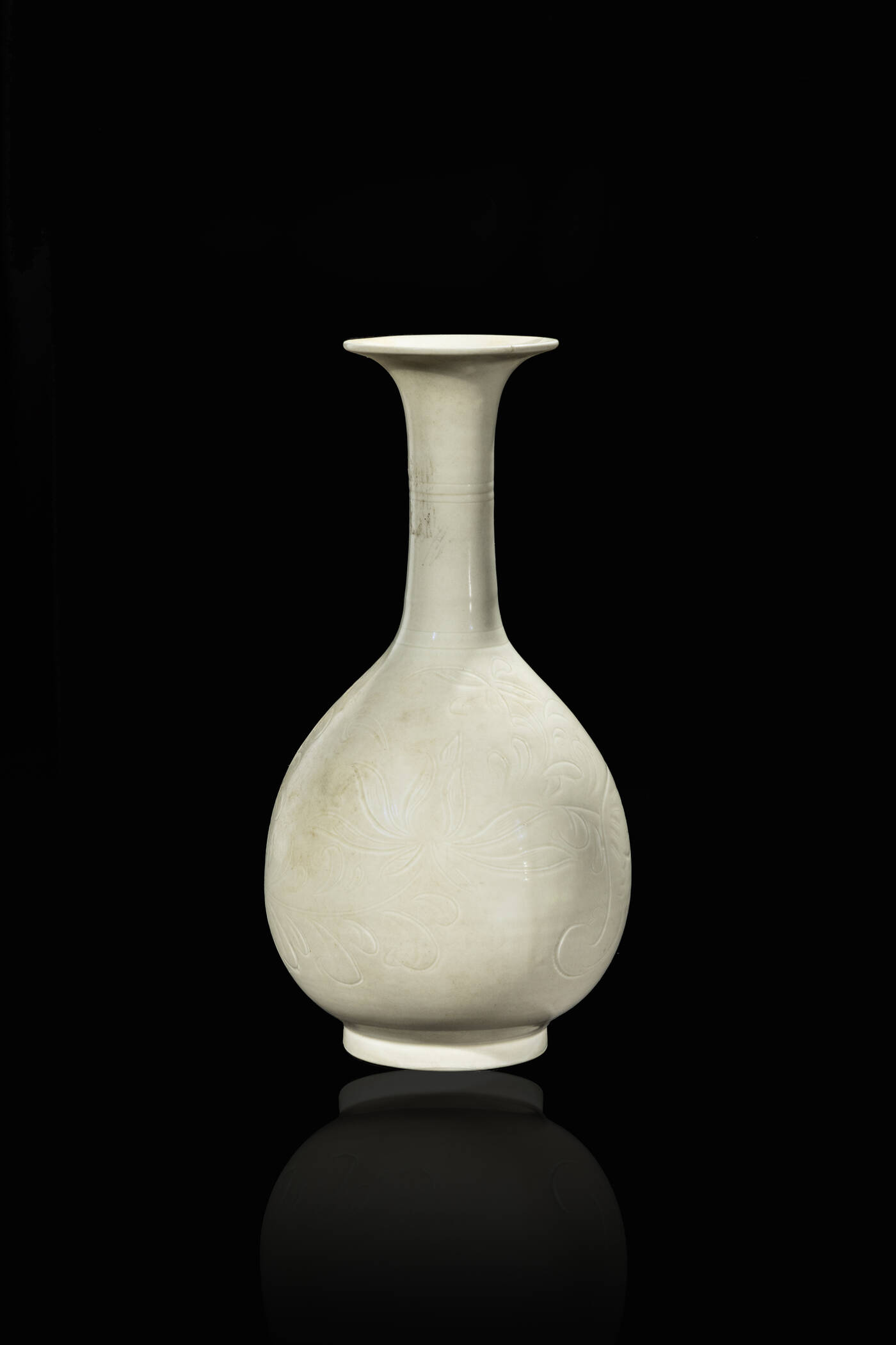 VASE - Cream-colored porcelain vase