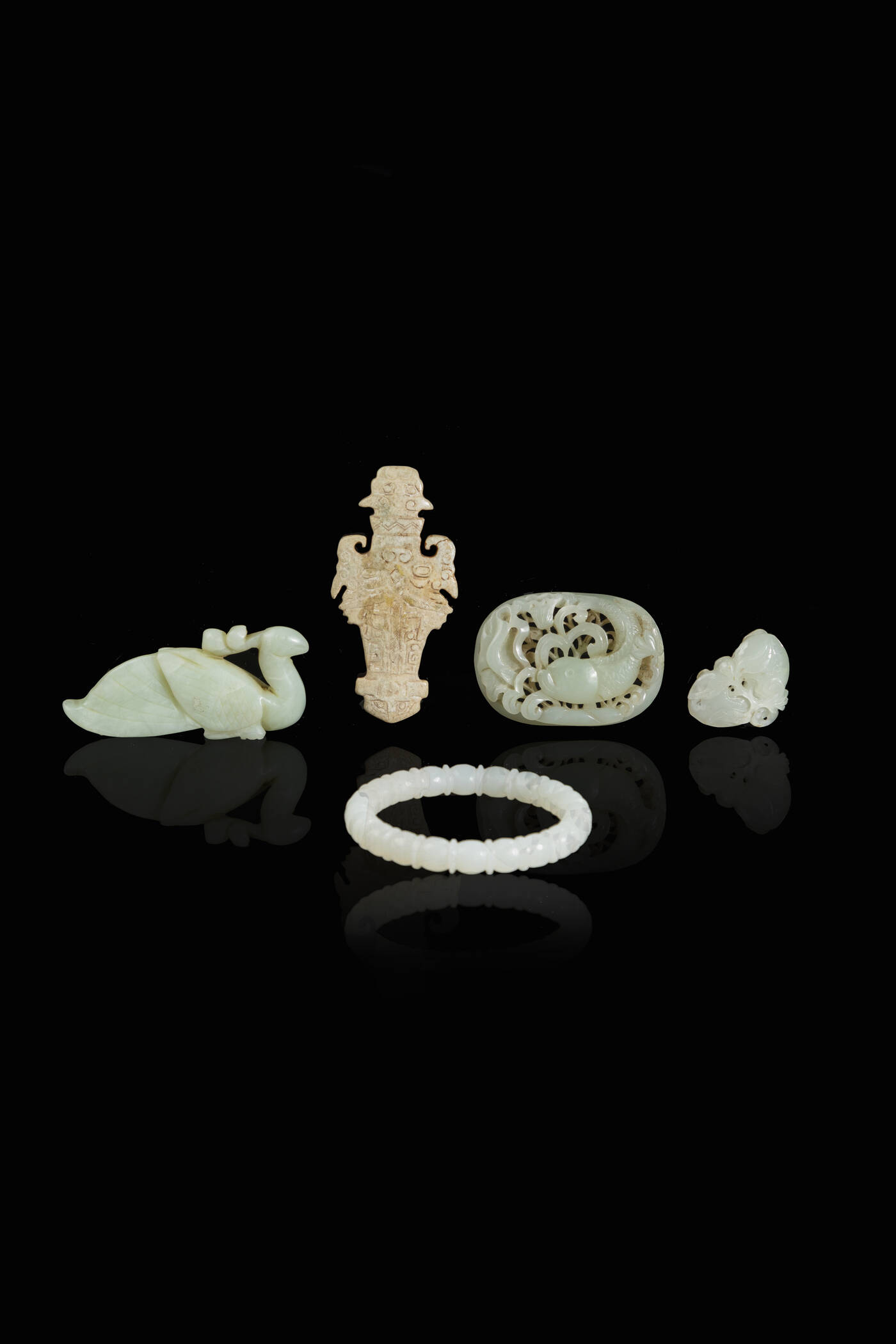 LOTTO DI CINQUE OGGETTI  - Lotto composto da cinqueoggetti in giada e un bracciale in vetro