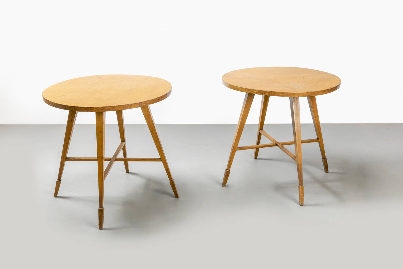 PRODUZIONE ITALIANA - Coppia di tavolini 