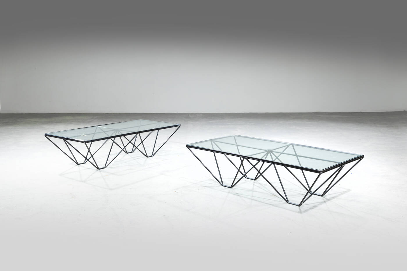 PRODUZIONE ITALIANA - Coppia di tavolini 