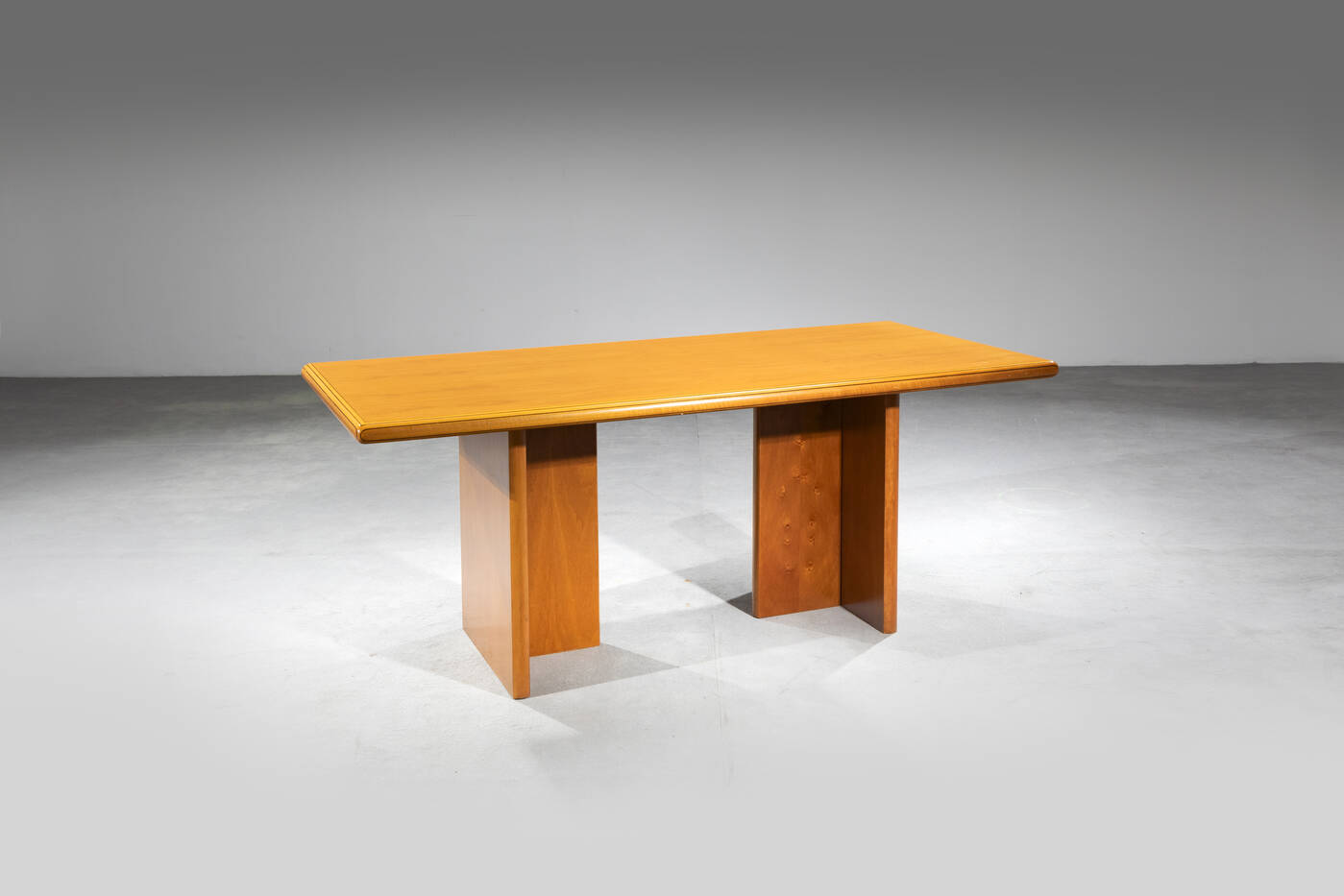 SCARPA AFRA E TOBIA, attribuito - Grande scrivania da centro