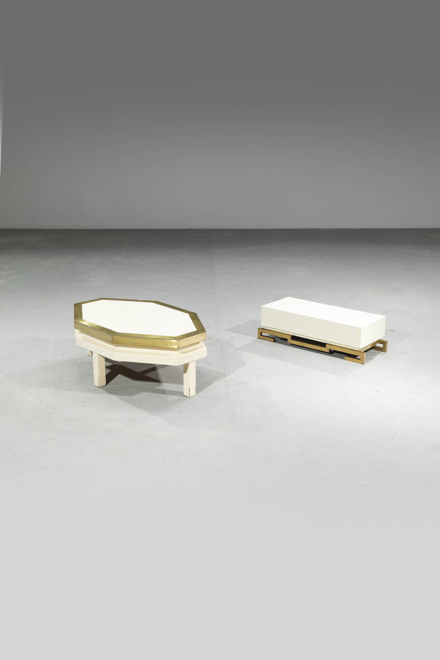 PRODUZIONE ITALIANA - Tavolino e sgabello