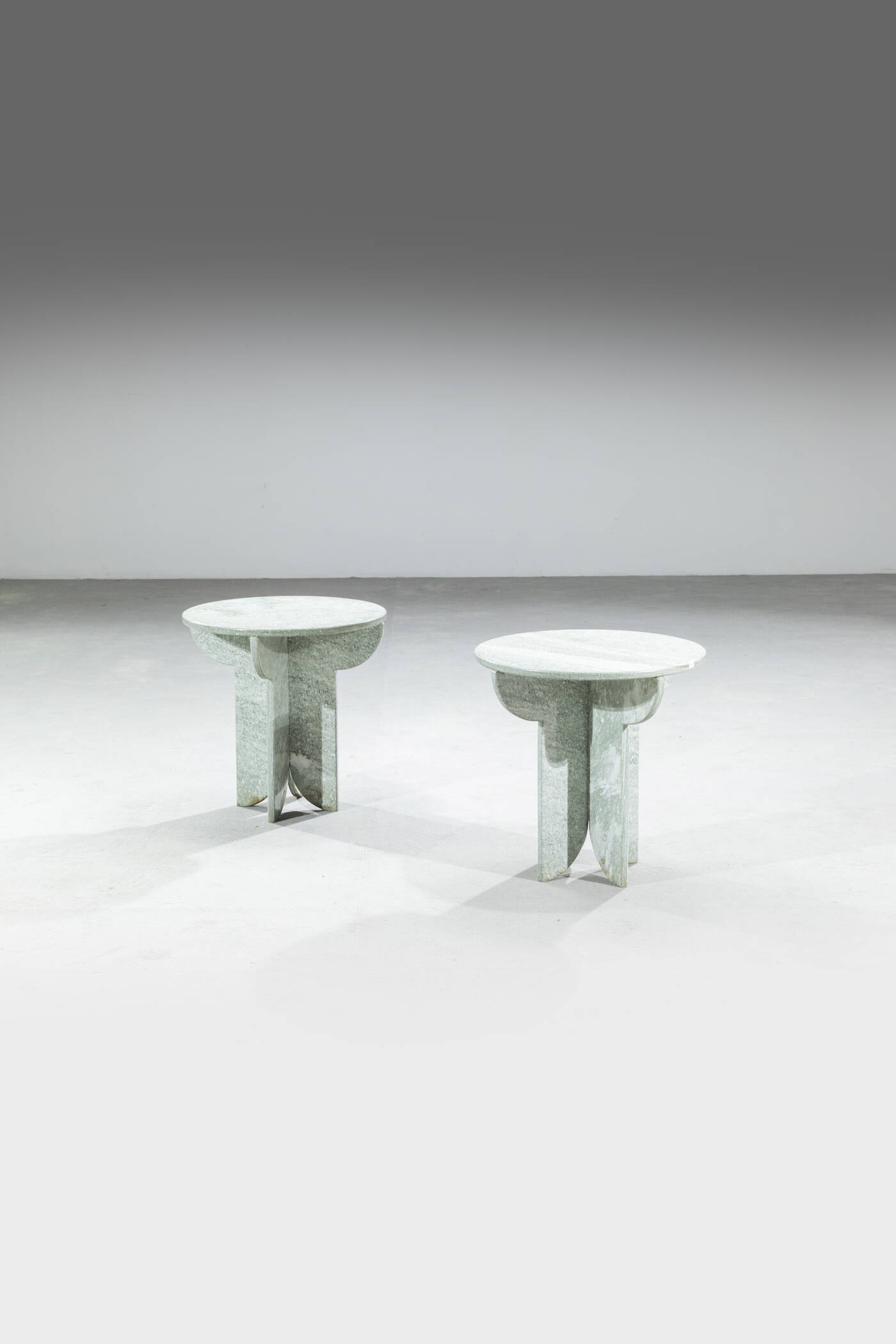 PRODUZIONE ITALIANA - Coppia di tavolini 