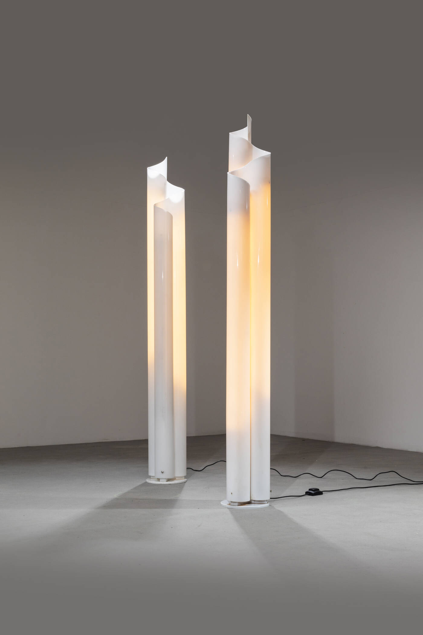 VICO MAGISTRETTI - Coppia di lampade da terra mod. Chimera