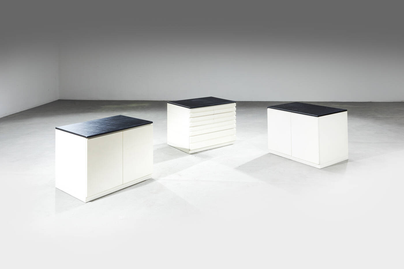 VICO MAGISTRETTI - Set di due mobili contenitori e una cassettiera mod. Samarcanda