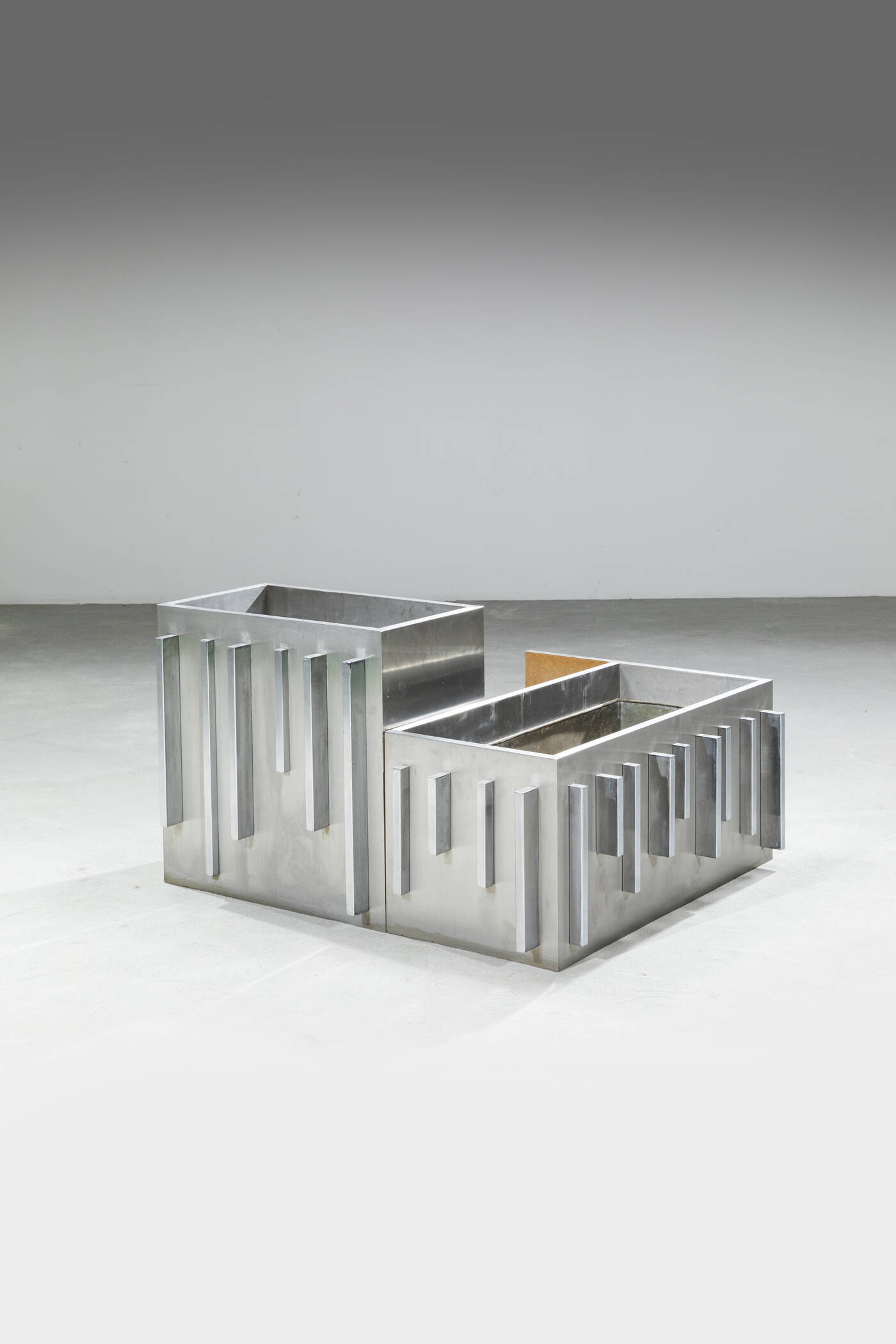 PRODUZIONE ITALIANA - Coppia di fioriere angolari