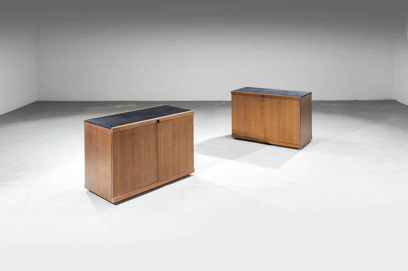 VICO MAGISTRETTI - Coppia di credenze mod. MB55