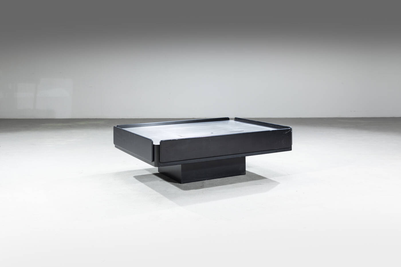 VICO MAGISTRETTI - Tavolino contenitore mod. Caori