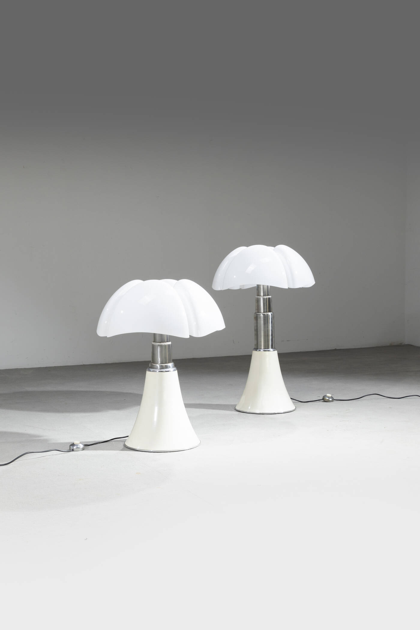 GAE AULENTI - Coppia di lampade da terra mod. Pipistrello