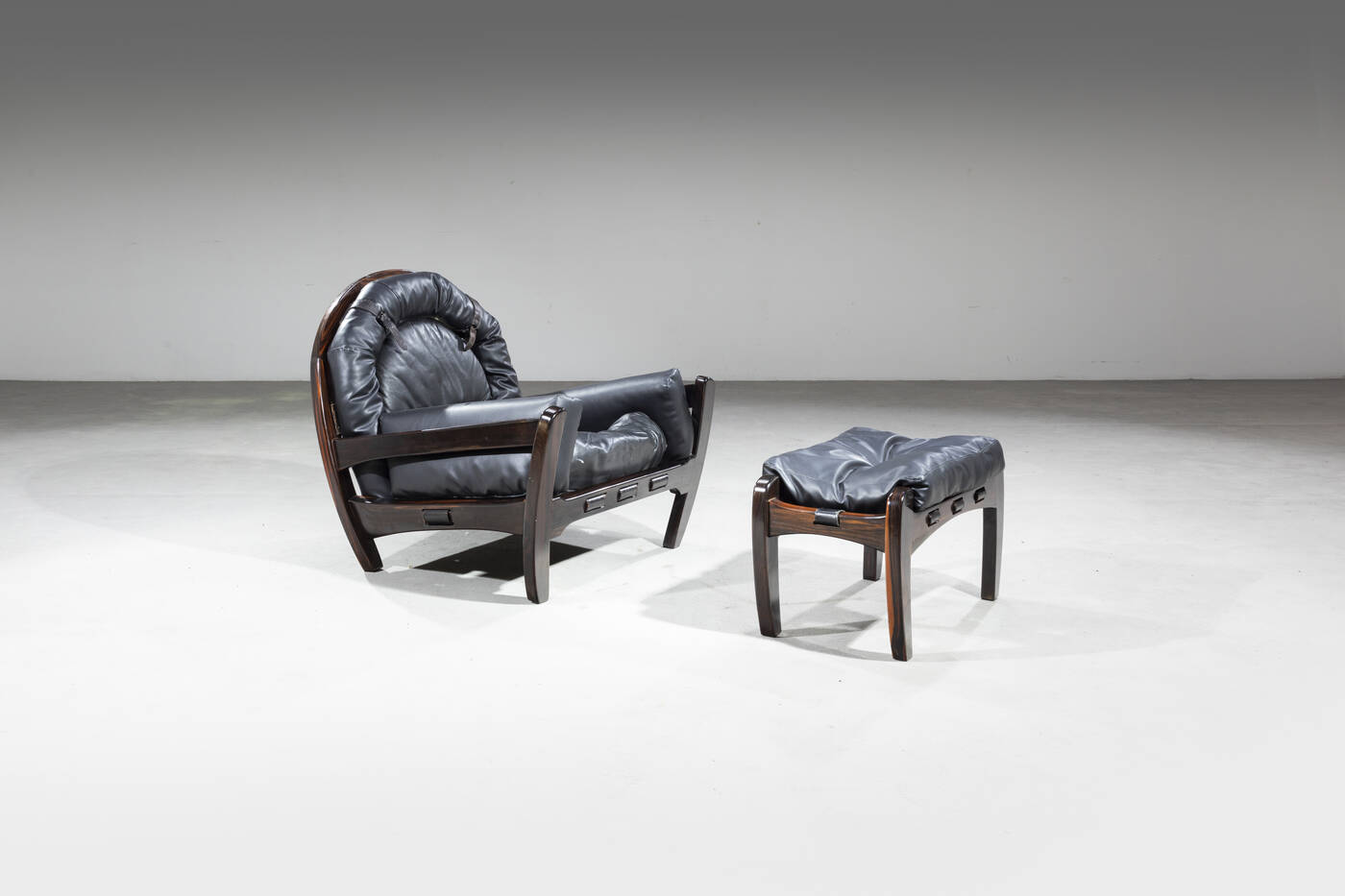 LUCIANO FRIGERIO - Poltrona con pouf mod. Rancero LUCIANO FRIGERIO - Poltrona con pouf mod. Rancero