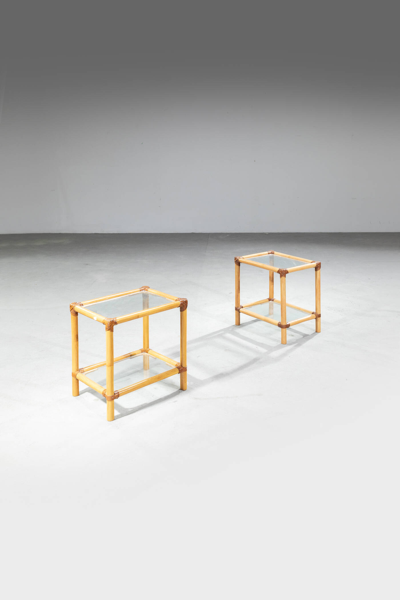 MCGUIRE  - Coppia di tavolini 