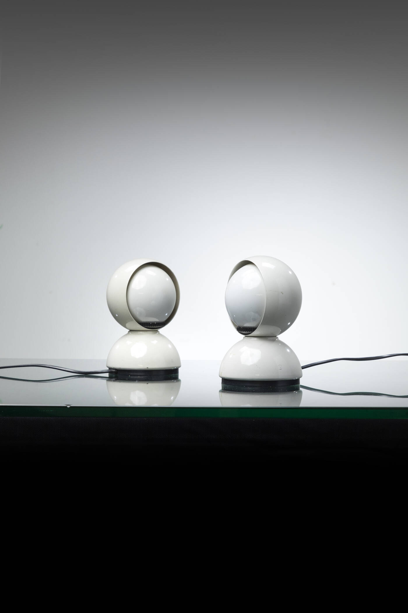 VICO MAGISTRETTI - Coppia di lampade da tavolo mod. Eclissi