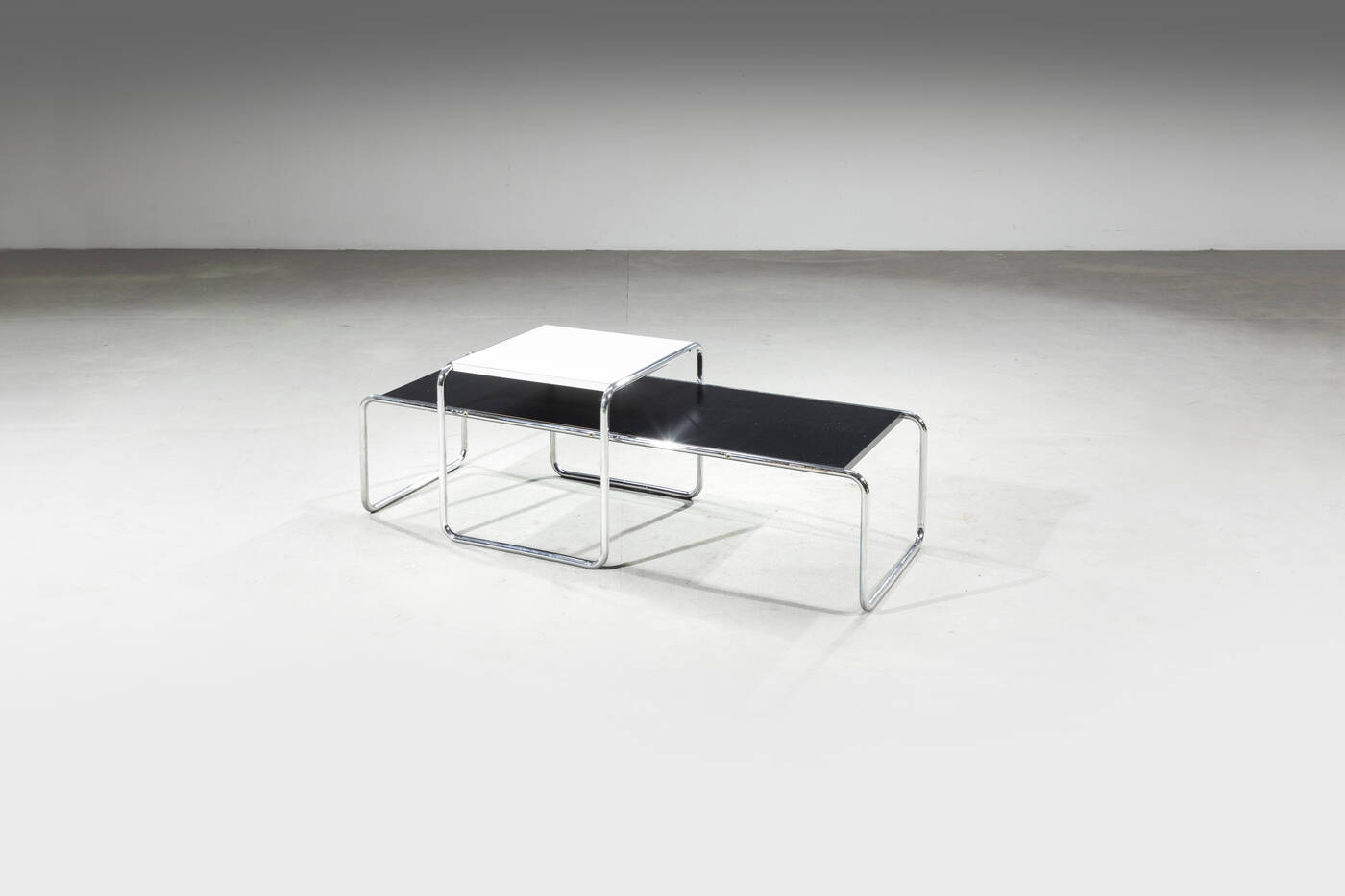 MARCEL BREUER - Coppia di tavolini mod. Laccio