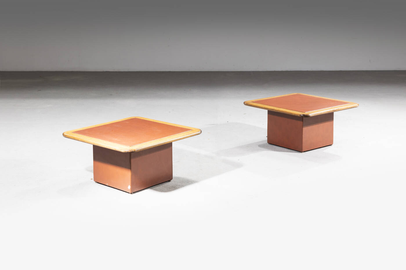 PRODUZIONE ITALIANA - Coppia di tavolini 