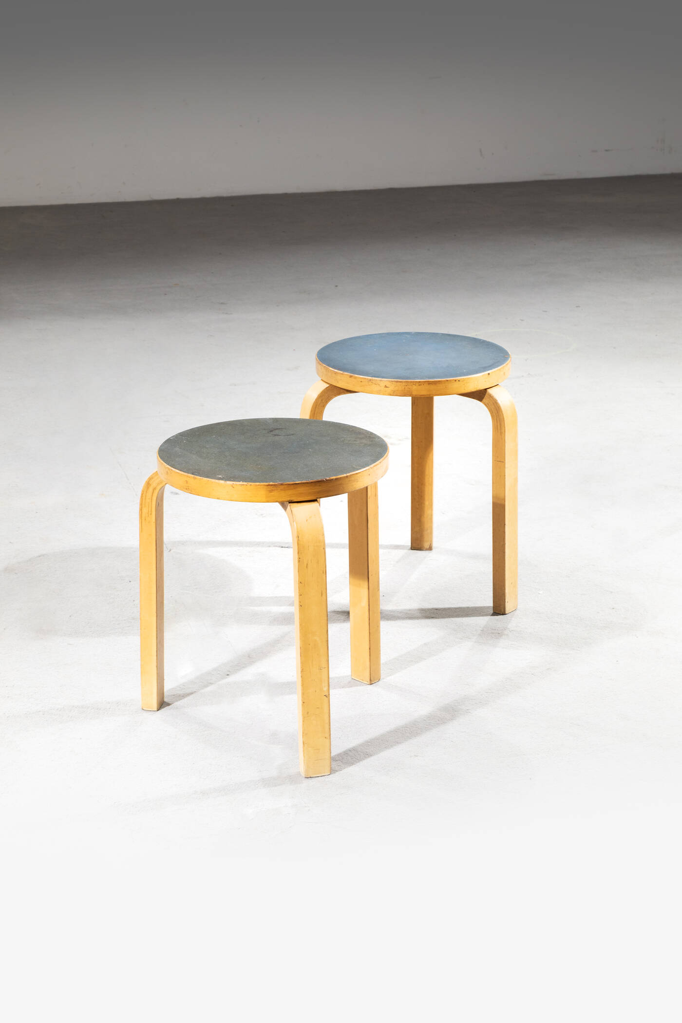 ALVAR AALTO - Coppia di sgabelli mod. 60