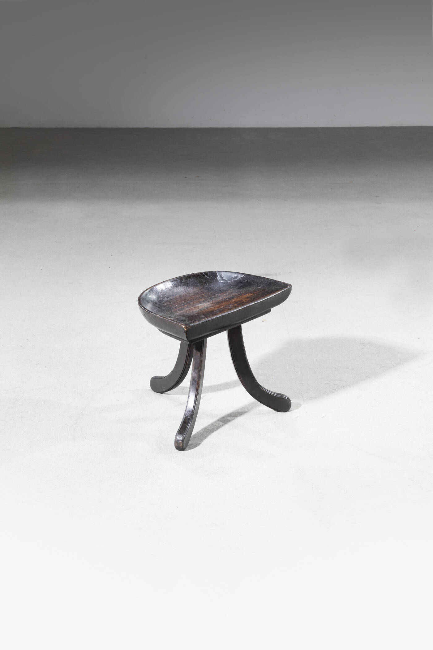 ADOLF LOOS, attribuito - Sgabello tripiede mod. Egyptian